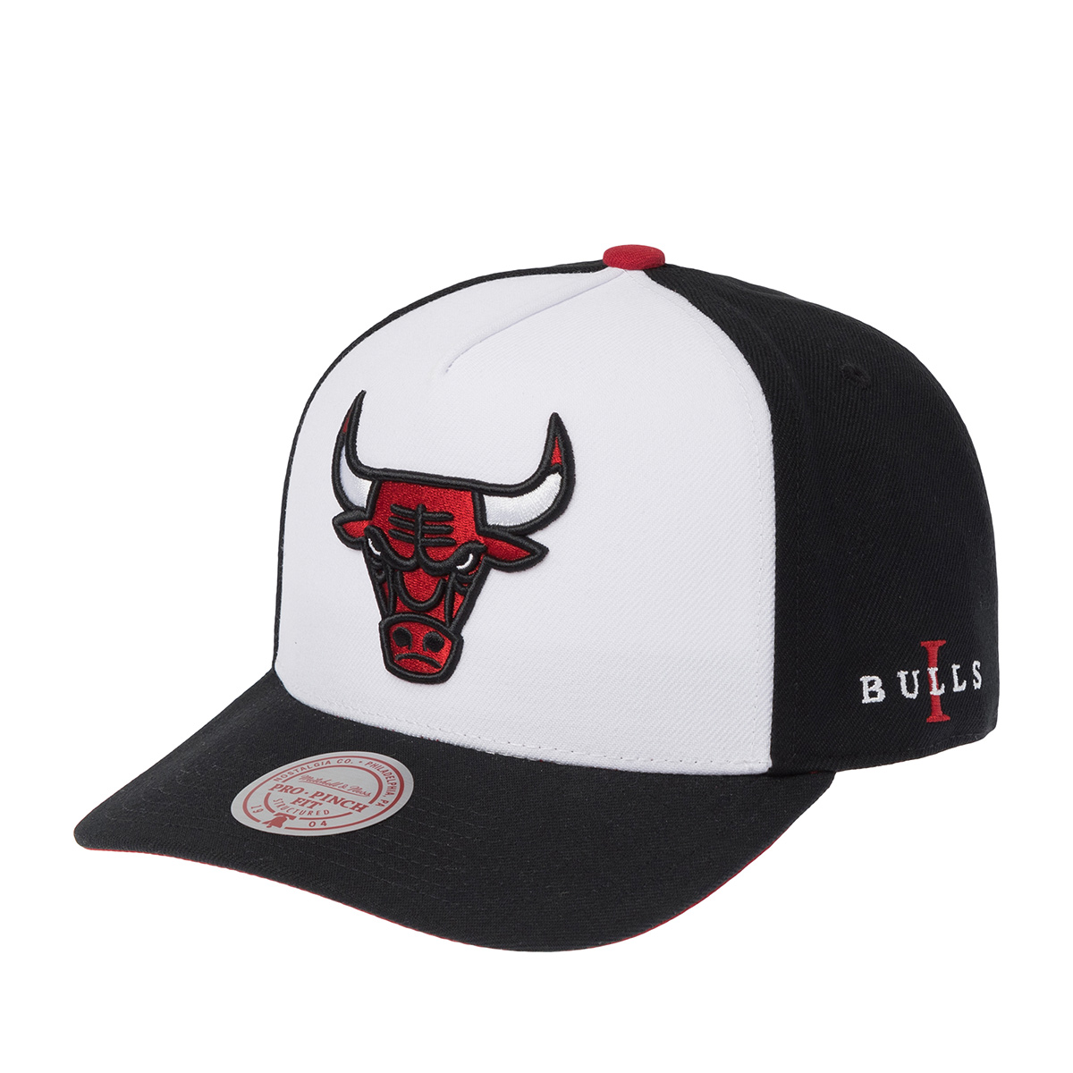 Бейсболка MITCHELL NESS арт. HP13210-CBUWHRD Chicago Bulls NBA (черный / белый)