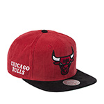 Бейсболка MITCHELL NESS арт. HS10402-CBURED1 Chicago Bulls NBA (красный / черный)